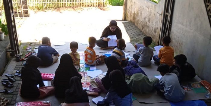 Pengenalan ethnomatematika kepada Anak-anak di RT 001 RW 006 Sarayuda, Desa Kertaharja, Kecamatan Cijeungjing, Kabupaten Ciamis.*/kabar-priangan.com/istimewa