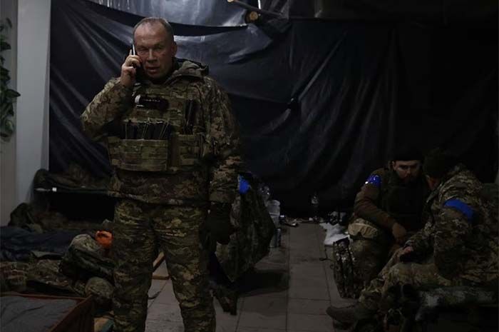 Kolonel Jenderal Oleksandr Syrskyi, Komandan Angkatan Darat Ukraina mengunjungi posisi pasukannya di garis depan, di tengah serangan Rusia ke Ukraina, di kota Soledar, wilayah Donetsk, Ukraina, dalam foto selebaran yang dirilis pada 9 Januari 2023.