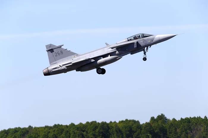 Pesawat tempur Saab JAS 39 Gripen milik Angkatan Udara Swedia lepas landas dalam latihan AFX 18 di pangkalan udara militer Amari, Estonia, 25 Mei 2018.