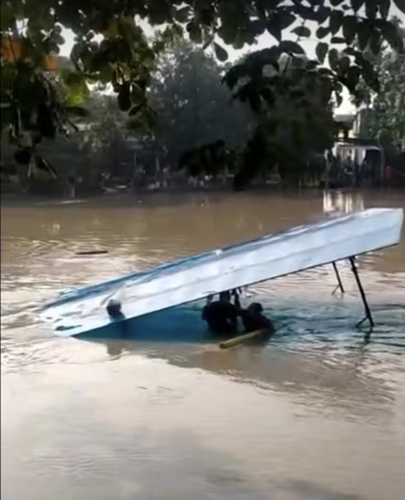 Perahu penyeberangan tenggelam