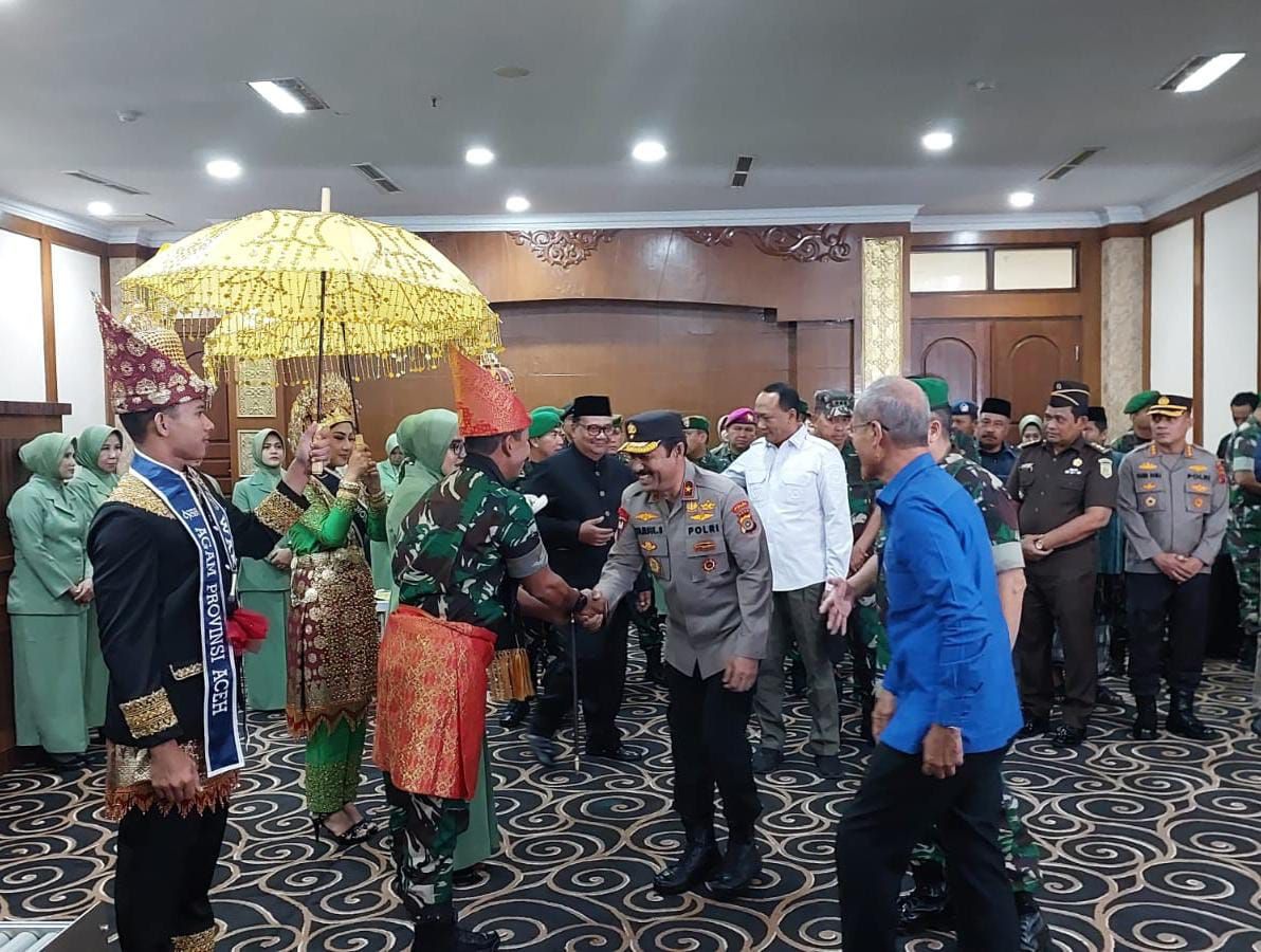 Wakapolda Aceh terlihat sedang bersalaman dengan Pangdam IM baru
