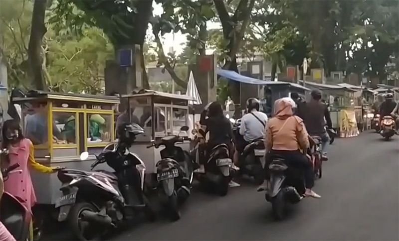 Di  Alun-alun Tasikmalaya, Jawa Barat, kini banyak tempat atau jalan yang dijadikan lokasi ngabuburit favorit warga.
