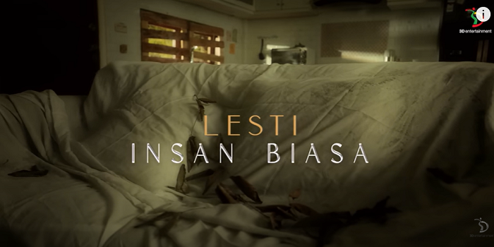 Tangkapan layar official video Insan Biasa yang dinyanyikan oleh Lesti Kejora