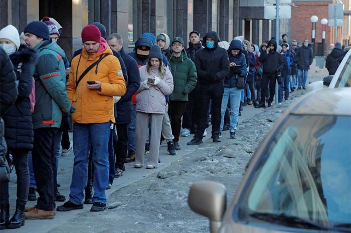 Orang-orang mengantre untuk menggunakan mesin ATM di Saint Petersburg, Rusia, 27 Februari 2022.