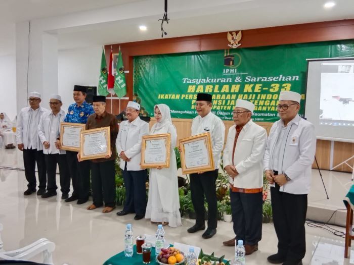 Ketua PW IPJHI Jateng Prof Dr KH Imam Taufiq berfoto bersama Bupati Karanganyar Jawa Tengah yang juga Ketua PD IPHI Karanganyar Juliyatmono, dan pengurus IPHI setempat.