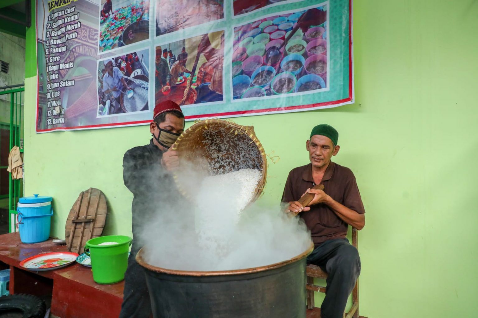 Juru masak sedang membuat bubur India di ruang dapur Masjid Pekojan Kota Semarang.