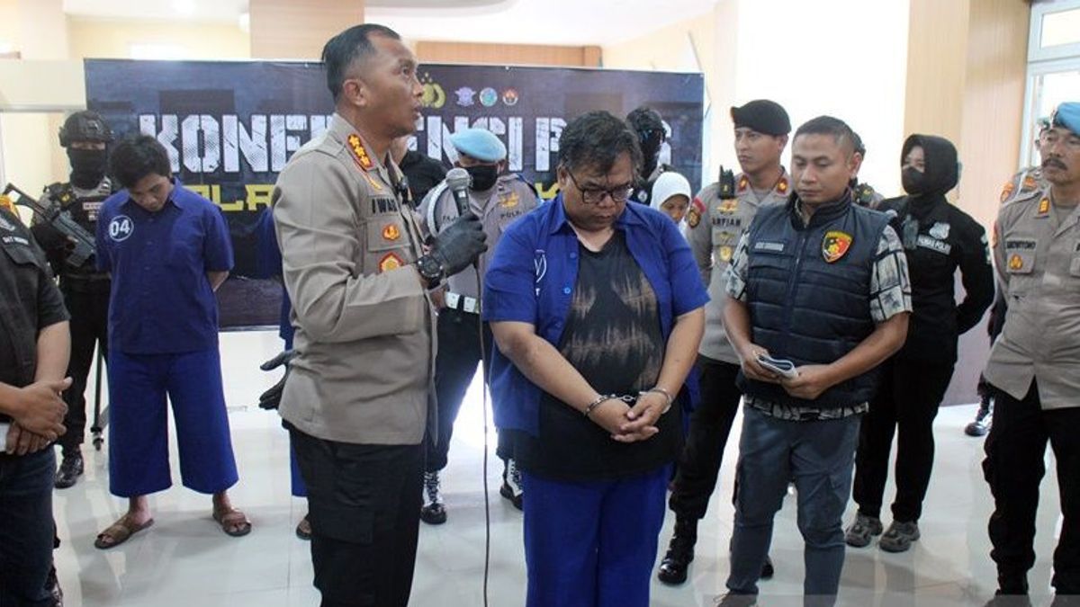 Kepala Polres Kota Surakarta Kombes Pol Iwan Saktiadi (kiri) saat memeriksa tersangka kasus pencabulan yang dilakukan pelatih Taewondo, pada konferensi pers di Solo, Jumat 24 Maret 2023. 