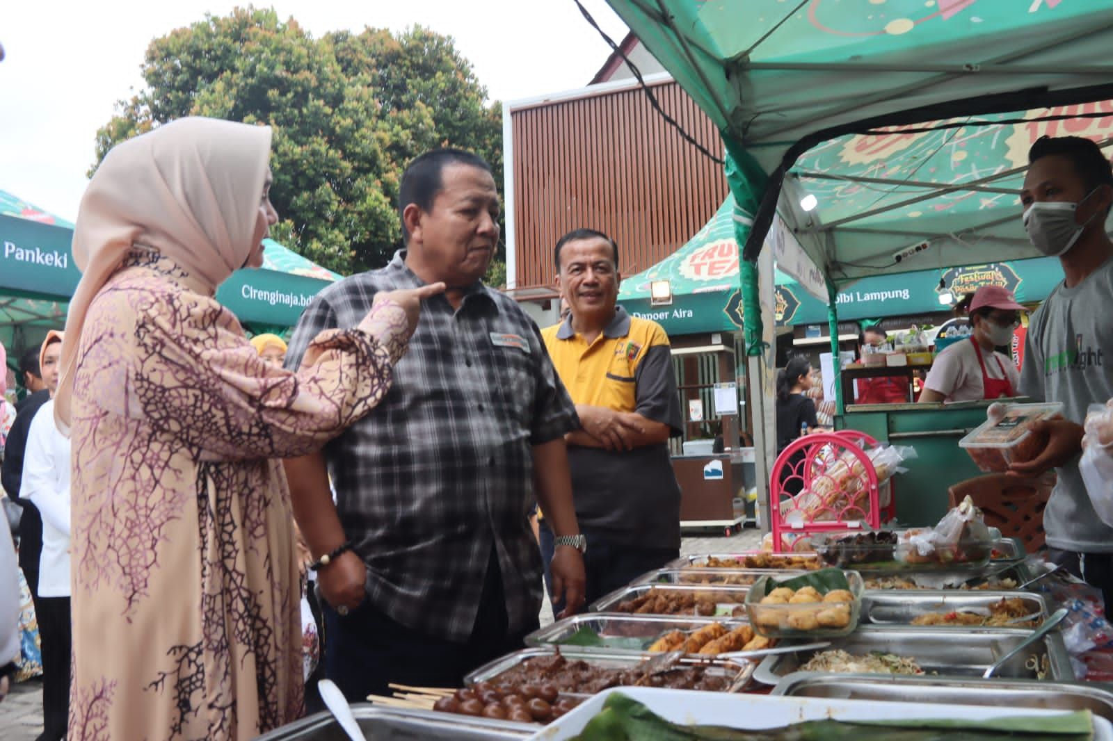 Gubernur Lampung Arinal Djunaidi dan Ketua Dekranasda Lampung Riana Sari mengunjungi booth pada Festival Pasar Takjil, Sabti, 25 Maret 2023.