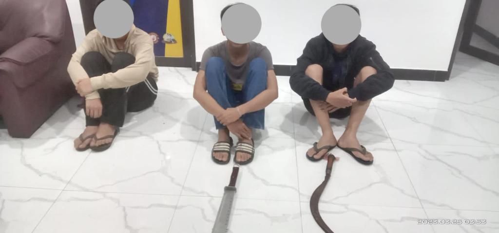 Tiga remaja pelaku aksi perang sarung di wilayah Sukaraja berhasil diamankan Polsek Sukaraja