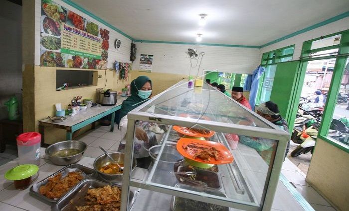 Foto ilustrasi penjual Warteg melayani pembeli. Warteg selama ini terkenal sebagai warung nasi murah meriah.*  