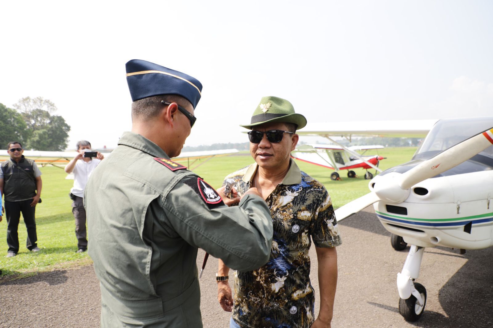 Bupati Bandung Dadang Supriatna Dianugerahi Brevet Kehormatan FASI oleh TNI AU