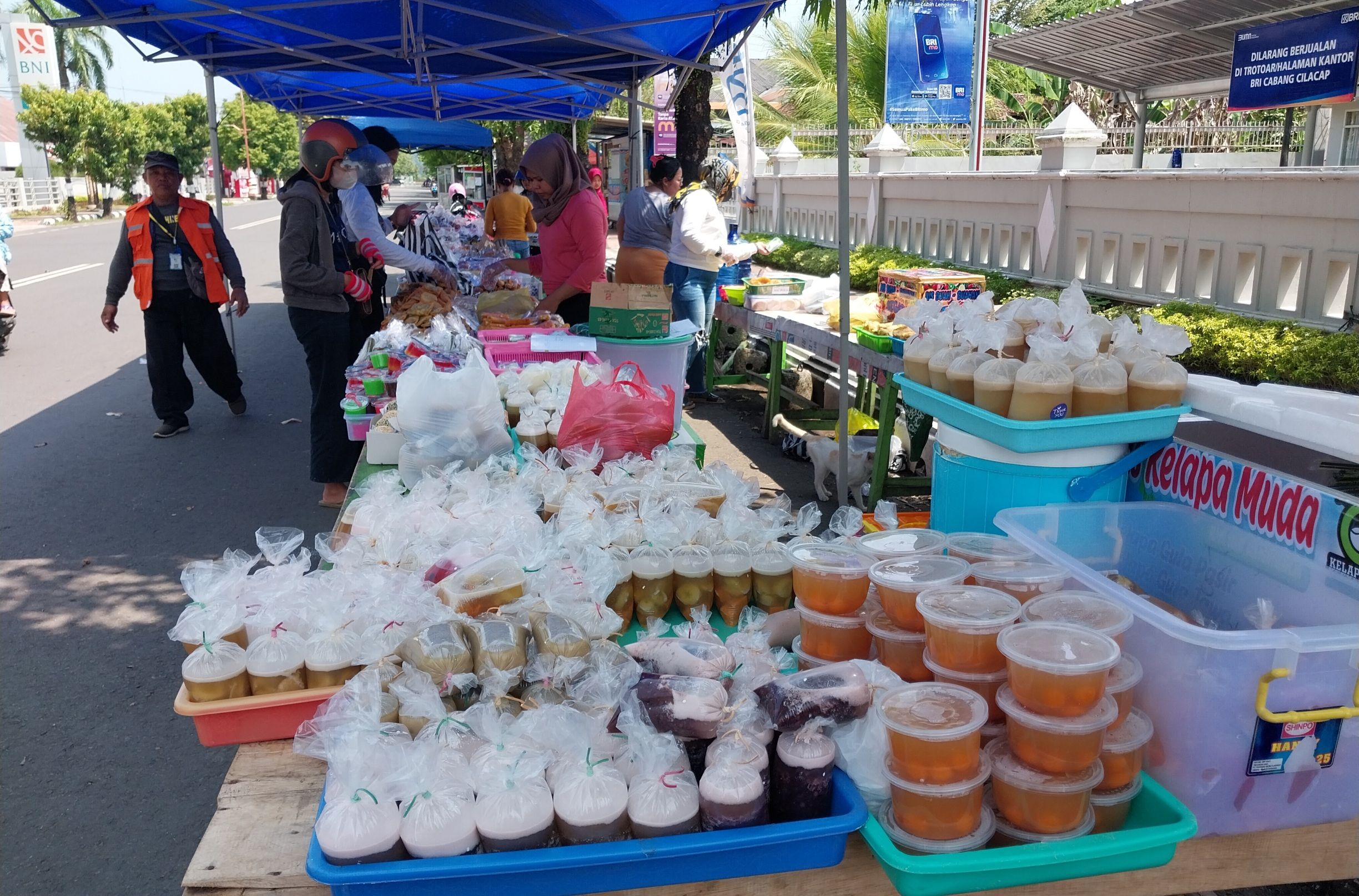 Penjual Gakjil di depan Kantor BRI Cilacap.*