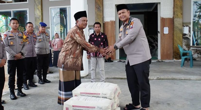 Polisi Gerebek Masjid Baitussalam Wonoayu, Berikan Bantuan Semen dan Pasir