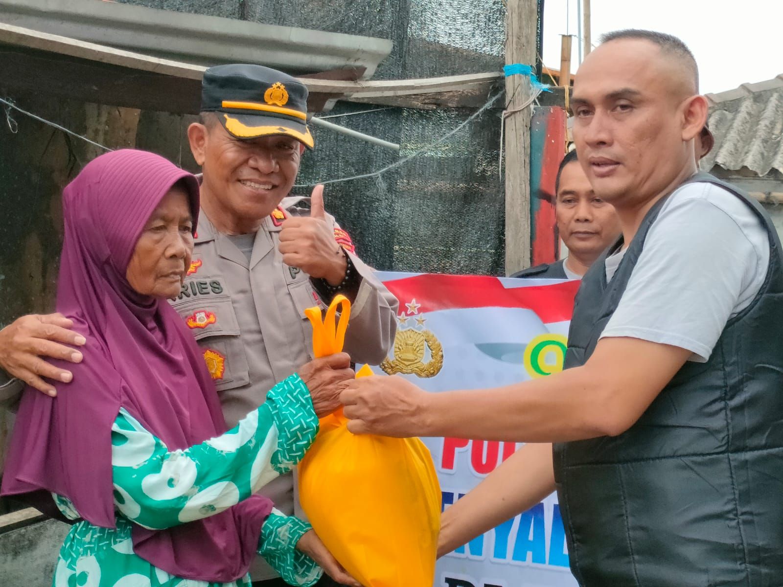  Menyambut bulan suci Ramadhan 1444 H, Polsek Tegal Barat Polres Tegal Kota bersama tiga pilar melakukan kegiatan berupa penyaluran bantuan paket sembako 