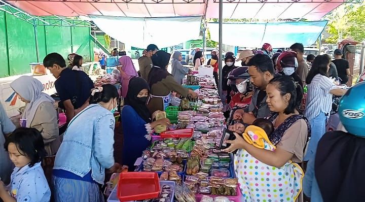Salah satu tempat berjualan takjil di Taman Oval Markoni, Tarakan, Kalimantan Utara ramai dikunjungi pembeli.