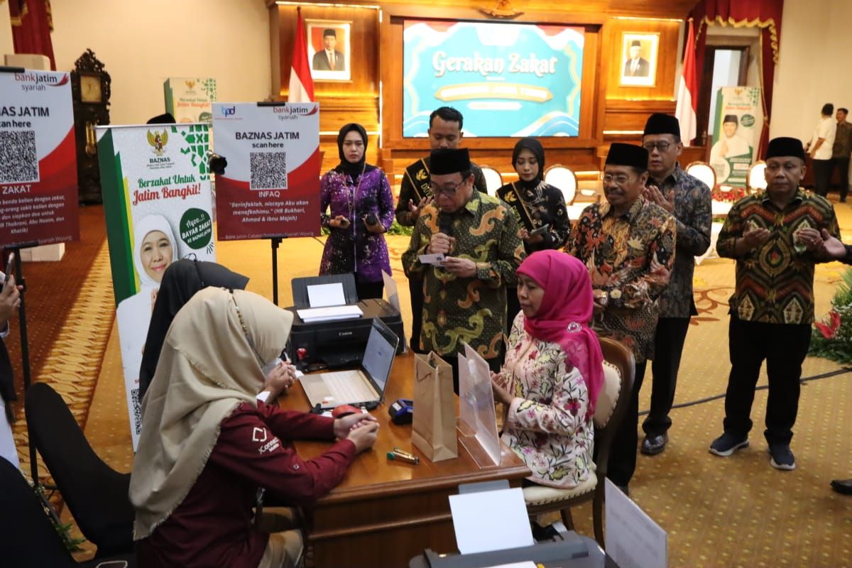 Gubernur Jawa Timur Khofifah Indar Parwansa menyerahkan zakat kepada Badan Amil Zakat Nasional (Baznas) Jatim 