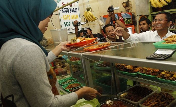Foto ilustrasi pembeli Warteg bisa memilih aneka masakan yang murah meriah.*