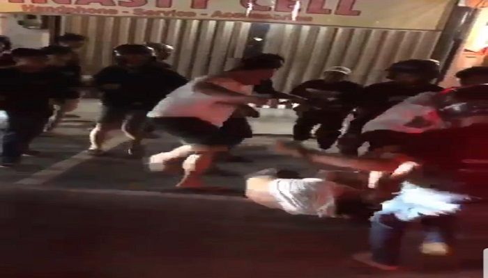Tangkapan layar seorang remaja diduga dianiaya oleh sekelompok remaja