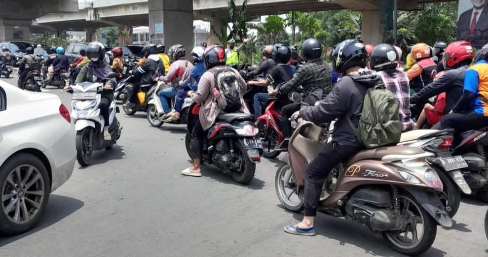 Ilustrasi pemudik pengguna sepeda motor saat memadati jalan raya.