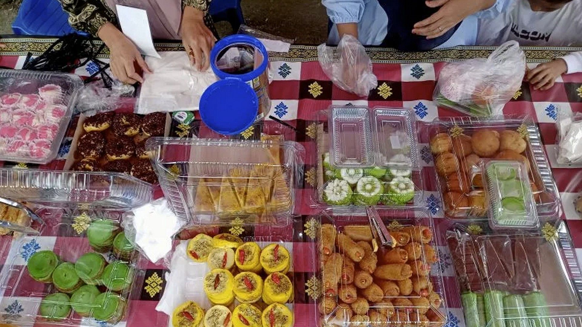 Aneka takjil pada pada salah satu tenant di Ramadhan Fair Kanawa 2023 (Antara/DedyAzis)