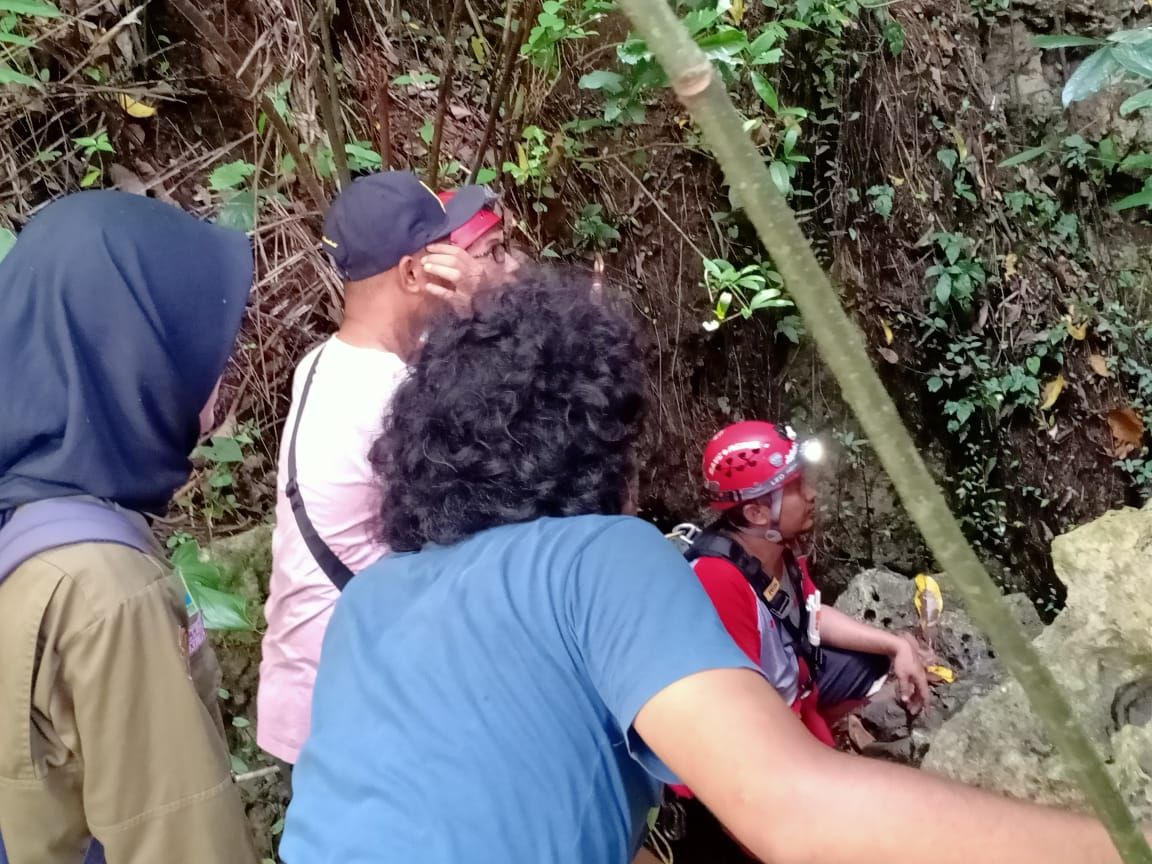 Tim SAR melakukan evakuasi terhadap korban jatuh, seorang mahasiswa anggota Mapala UNS Solo di goa wilayah Gunung Kidul, Yogyakarta, Minggu 26 Maret 2023.