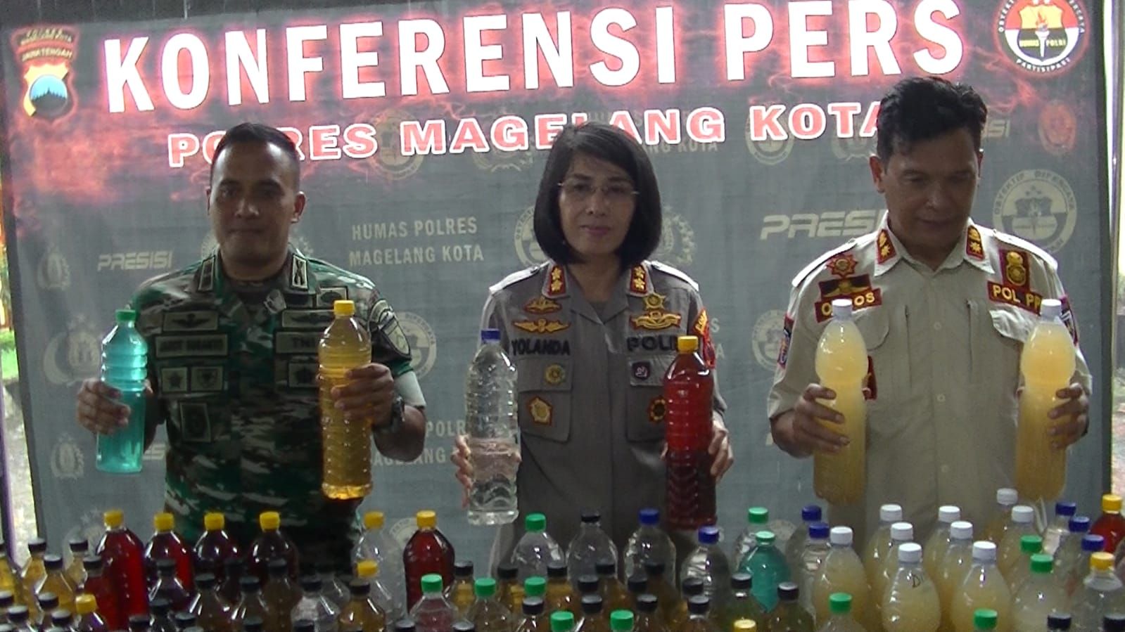 Kapolres Magelang Kota, AKBP Yolanda Evalyn Sebayang, Kapolres Magelang kota saat memimpin gelar perkara kasus peredaran minuman keras di Mapolsek Magelang Selatan.