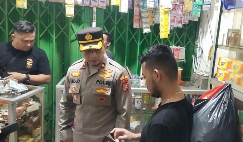 Kapolsek Pesanggrahan, Kompol Tedjo meminta keterangan pada pemilik toko kelontong yang menjual obat terlarang.
