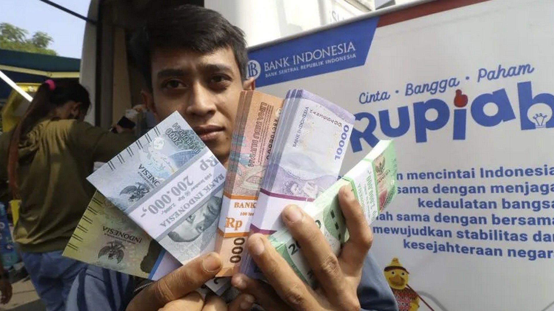 Ilustrasi - Warga memperlihatkan uang baru tahun emisi 2022 saat penukaran uang pada mobil kas keliling Bank Indonesia di GOR Jayabaya, Kota Kediri, Jawa Timur, Sabtu (25/3/2023). ANTARA FOTO/Prasetia Fauzani/rwa.