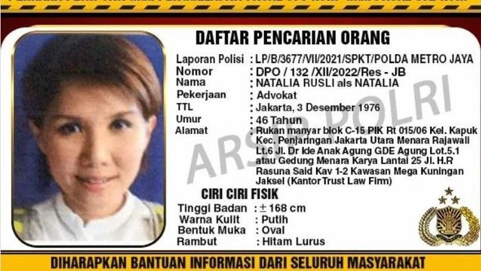 Daftar pencarian orang (DPO) Natalia Rusli (46) menyerahkan diri ke Polisi setelah buron selama kurang lebih empat bulan dengan kasus penipuan dan penggelapan.