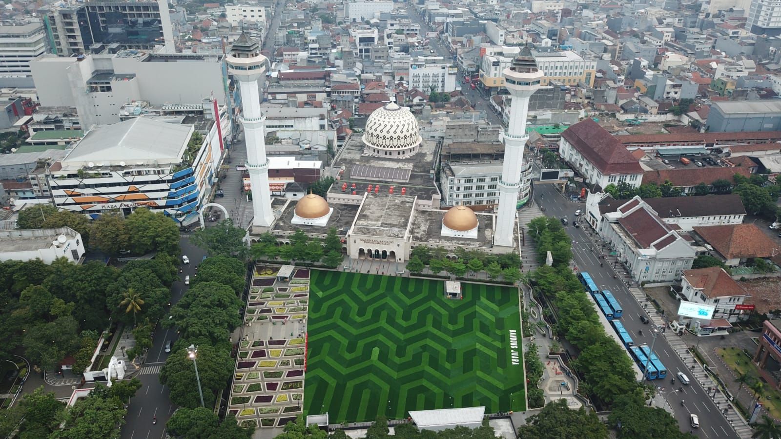 Taman alun-alun Bandung kembali dibuka selama Ramadhan 2023.