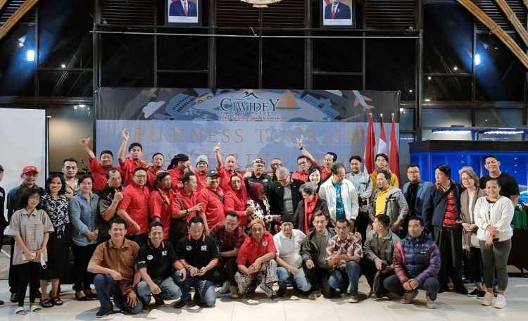 Para pelaku wisata yang datang dari Jawa Barat, Jateng, DKI Jakarta berfoto usai acara gathering di Bamboo Hall, Sabtu 25 Maret 2023