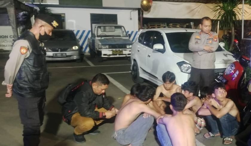 polisi yang melakukan pemeriksaan terhadap 17 remaja di bilangan Tangerang