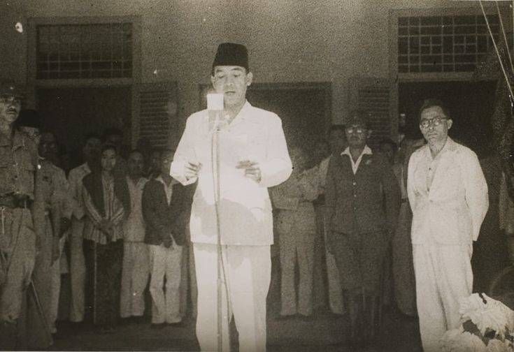  Momen pembacaan teks Proklamasi Kemerdekaan Indonesia oleh Soekarno dengan didampingi Mohammad Hatta.