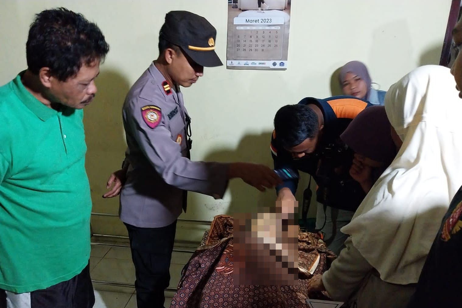 Polisi saat memeriksa nenek ditemukan meninggal di saluran irigasi Desa Karangnangka, Kecamatan Bukateja, Purbalingga.