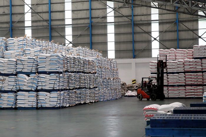 Ketersediaan gula kemasan di gudang penyimpanan pabrik gula di Blitar, Jawa Timur, Rabu, 15 Maret 2023.