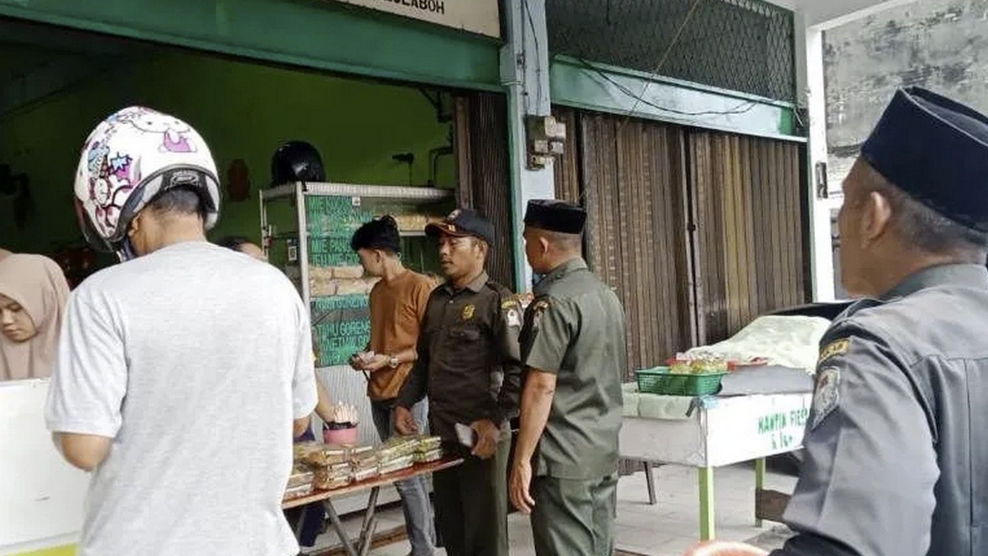 Petugas Wilayatul Hisbah (WH) menegur pedagang yang menjual makanan di siang hari saat bulan suci Ramadhan 1444 Hijriyah, di ruas Jalan Merdeka, Meulaboh, karena melanggar ketentuan syariat Islam dan meminta toko tersebut ditutup, Sabtu (25/3/2023). ANTARA/HO-Dok Satpol PP WH Aceh Barat.