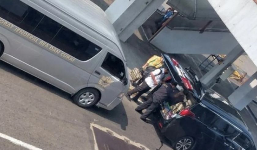 Viral di media sosial, foto yang memperlihatkan mobil Alphard yang diduga dikawal mobil Bea Cukai  masuk ke apron Bandara Soekarno Hatta./Instagram @petergontha