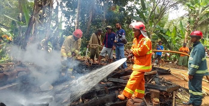 Pemadaman api di tempat pengeringan kelapa, Dusun Cibelah RT 001 RW 001, Desa Sidamulya, Kecamatan Cisaga, Kabupaten Ciamis, Sabtu, 25 Maret 2023 siang.*/kabar-priangan.com/Dok. Tagana Ciamis