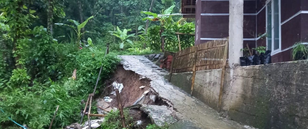 Banjir dan longsor melanda beberapa desa di Kecamatan Selajambe Kabupaten Kuningan.