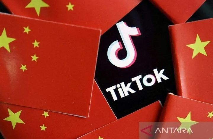 Ilustrasi - Bendera China terlihat mengapit logo TikTok.