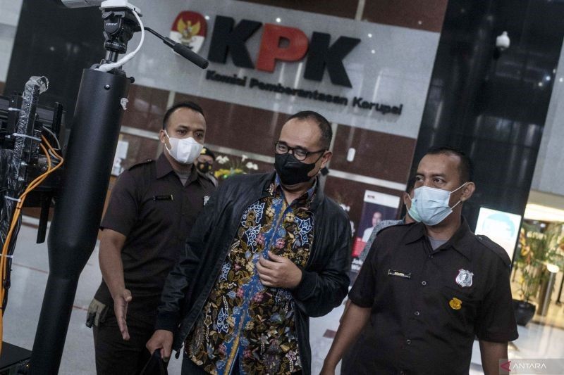 Mantan pegawai Direktorat Jenderal Pajak Rafael Alun Trisambodo (tengah) berjalan keluar usai menjalani pemeriksaan di Gedung KPK, Jakarta, Rabu, 1 Maret 2023