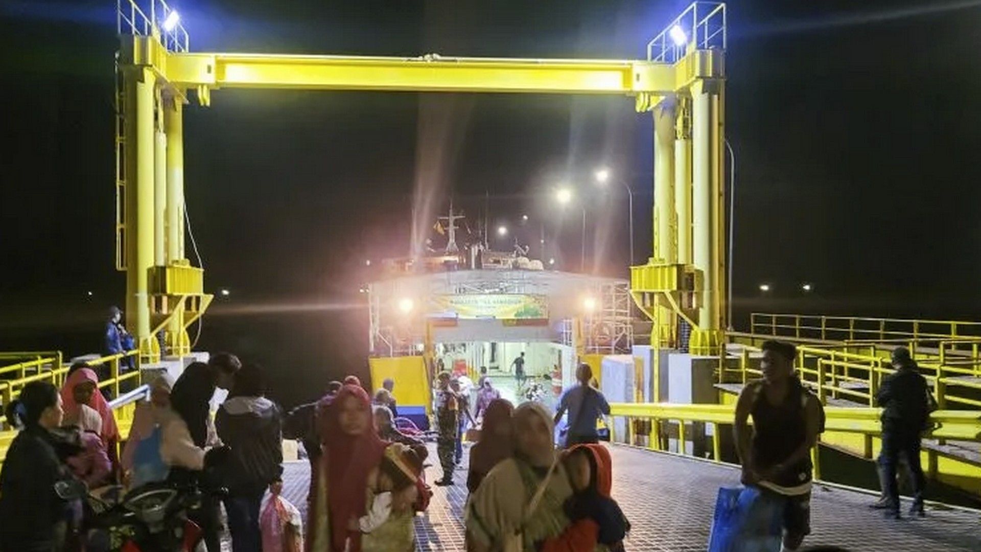 Penumpang KMP Dharma Kartika asal Pulau Raas, Kabupaten Sumenep, tiba di Pelabuhan Jangkar Situbondo. Sabtu (25/3/2023). ANTARA/Novi Husdinariyanto.