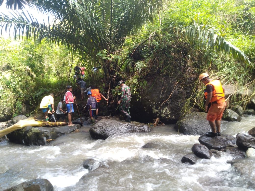 Tim SAR Gabungan sedang berusaha mencari Wilhelmina Dahut, yang dikabarkan terseret banjir Kali Wae Wae Melo pada Jumat (24/3/2023).