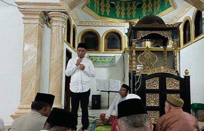 Bupati Boltim Sachrul Mamonto memberikan kultum di Masjid Al-Ikhlas Bongkudai