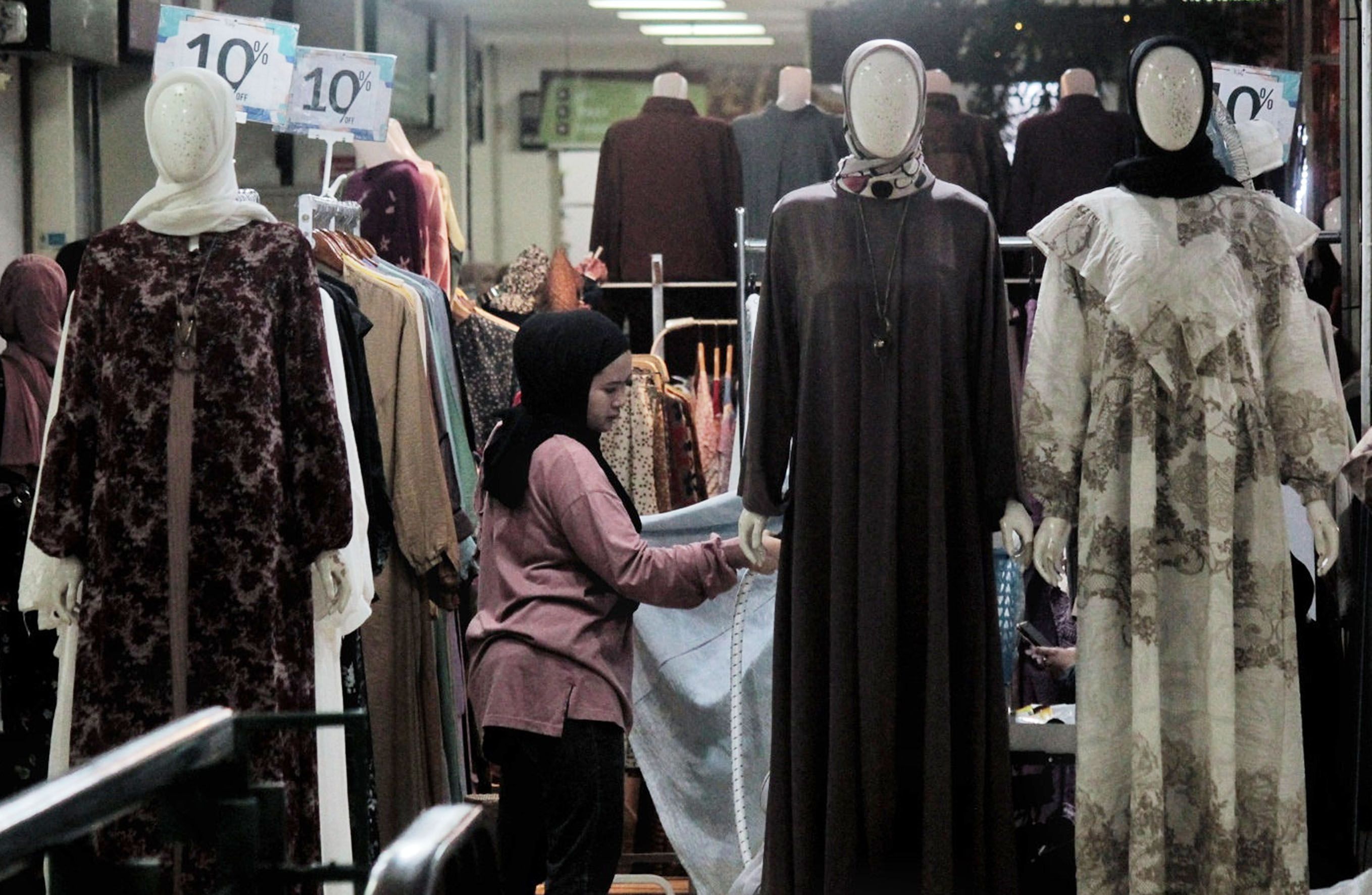 PRAMUNIAGA  pakaian yang dijualnya di Balubur Town Square, Tamansari, Kota Bandung, Minggu (26/3/2023). Masyarakat mulai mencari-cari model pakaian untuk dipakai dihari raya nanti.*