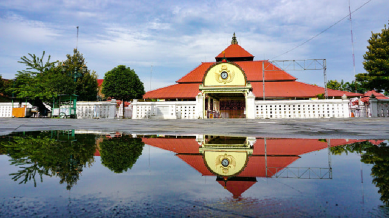 Masjid Gedhe Kauman Yogyakarta. Informasi jadwal Imsakiyah Ramadhan 2023 Yogyakarta hari ini 28 Maret 2023,kapan buka puasa, imsak, sholat Subuh hingga waktu Maghrib.