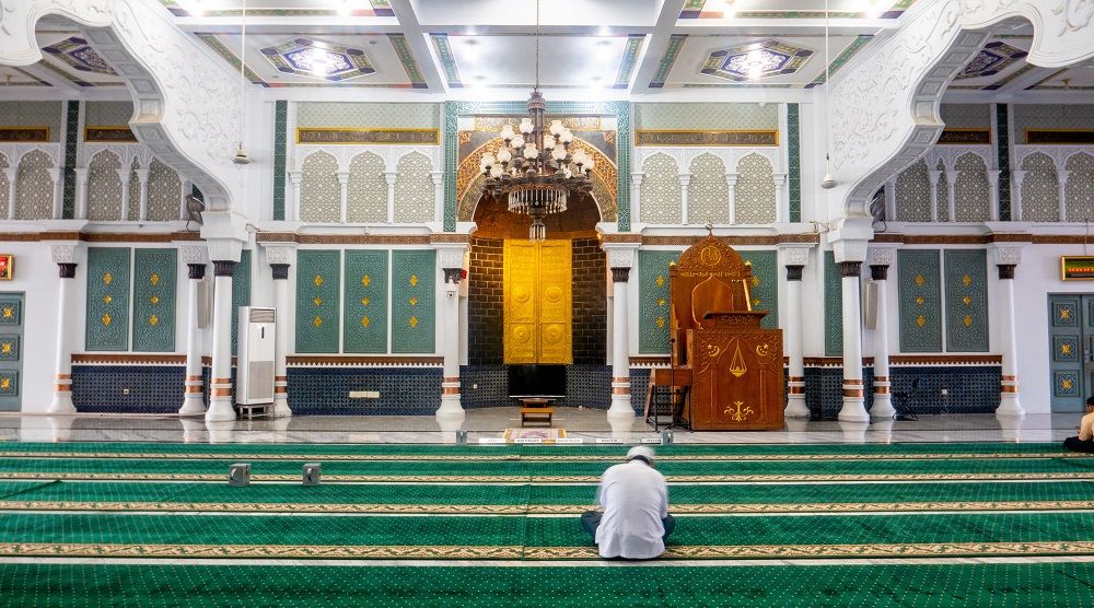 Ilustrasi seseorang sedang beri'tikaf di dalam masjid. I'tikaf adalah  Ibadah yang dianjurkan di bulan ramadhan, inilah 6 perkara yang bisa membatalkan i'tikaf/unsplash.com @sangga_selia