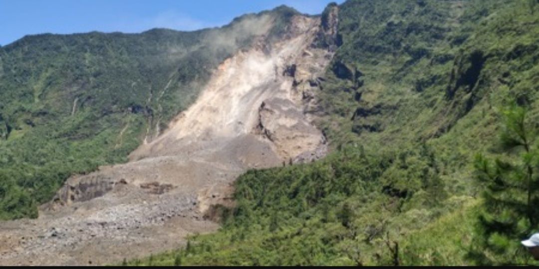 Visual longsoran dinding kaldera bagian barat Gunung Galunggung.