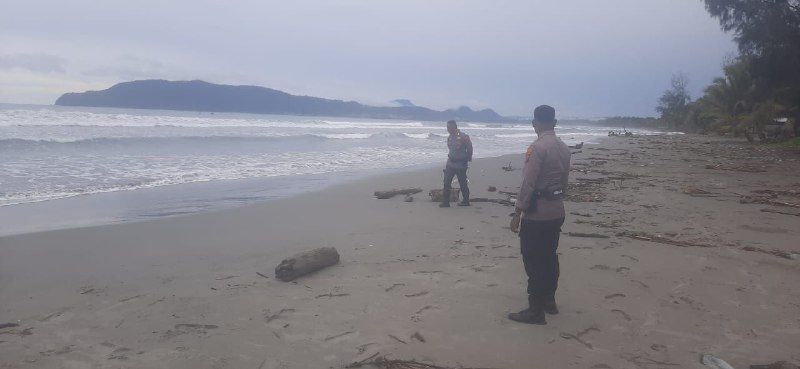 Tim Gabungan saat mencari keberadaan korban yang tenggelam saat memancing ikan di Pantai Holtekamp pada Sabtu, 25 Maret 2023.