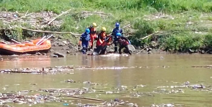 Proses evakuasi jasad Gunawan Solihin di Sungai Ciwulan Kabupaten Tasikmalaya.*/kabar-priangan.com/Istimewa